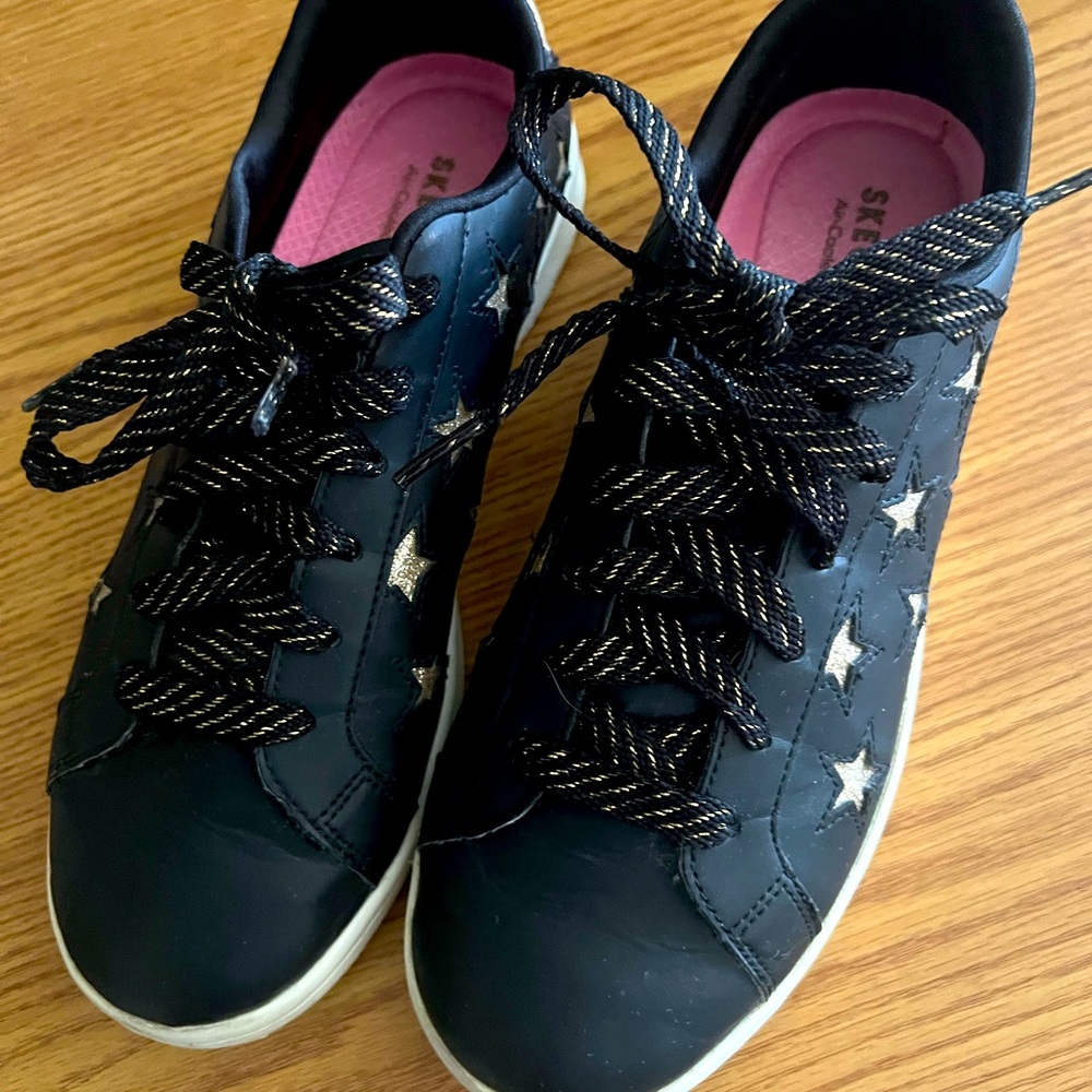 Black w/golden stars Sneakers ( Skechers )